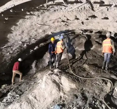 韶山拱顶带模注浆料的施工流程及注意事项